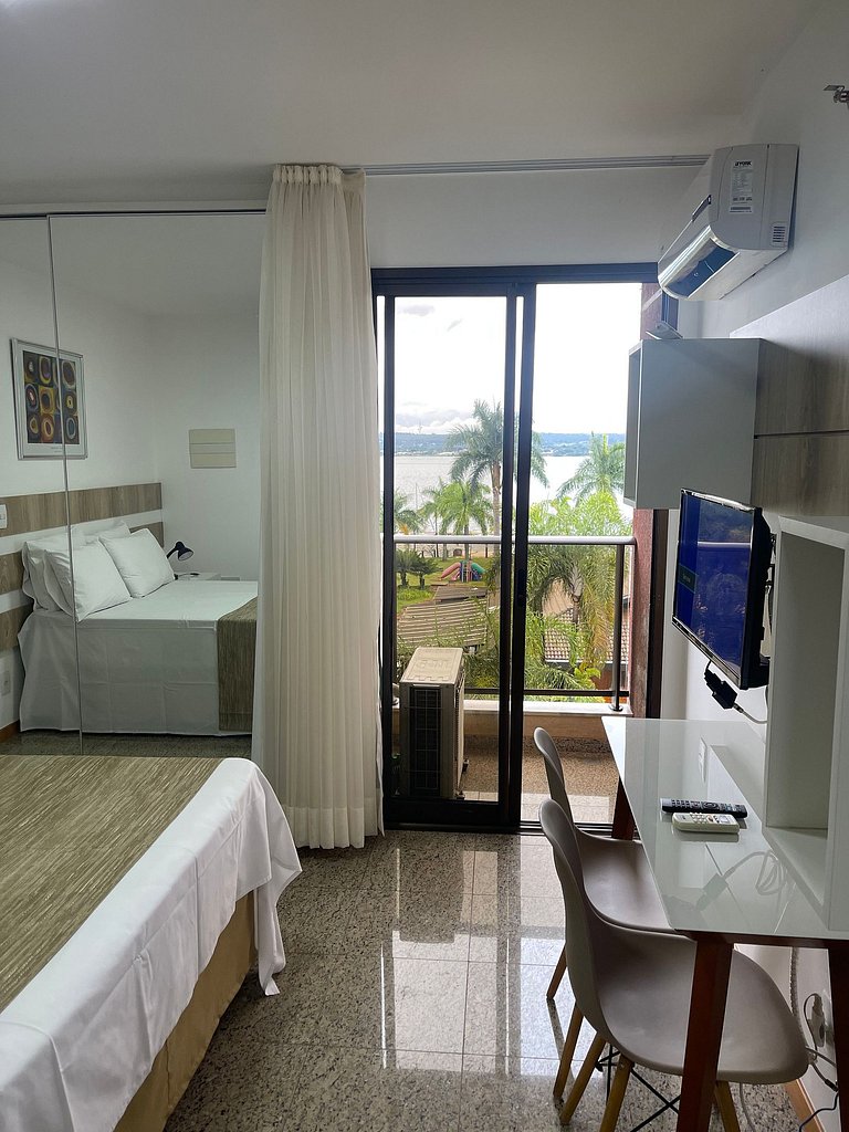 Flat Life resorts, beira lago.